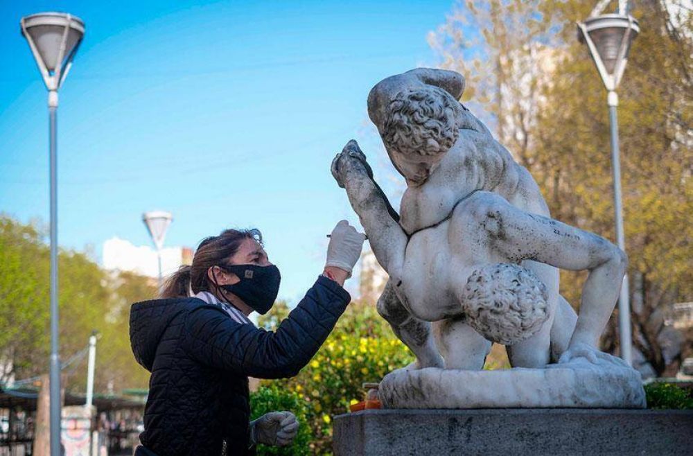 El municipio restaura las esculturas del patrimonio histórico de Mar del Plata