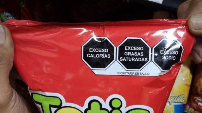 Alimentos y bebidas con sellos del nuevo etiquetado no podr�n venderse en las escuelas: te explicamos por qu�