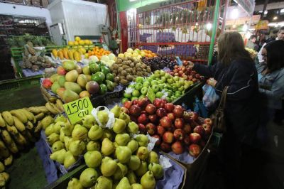 Para hidratarse recomiendan agua y no jugos de frutas