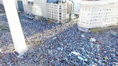 Hubo fuertes movilizaciones contra el Gobierno en el centro porte�o y distintas ciudades del pa�sLos manifestantes llevaron banderas argentinas y carteles en contra de la reforma judicial, la corrupci�n y la cuarentena, entre otros reclamos
