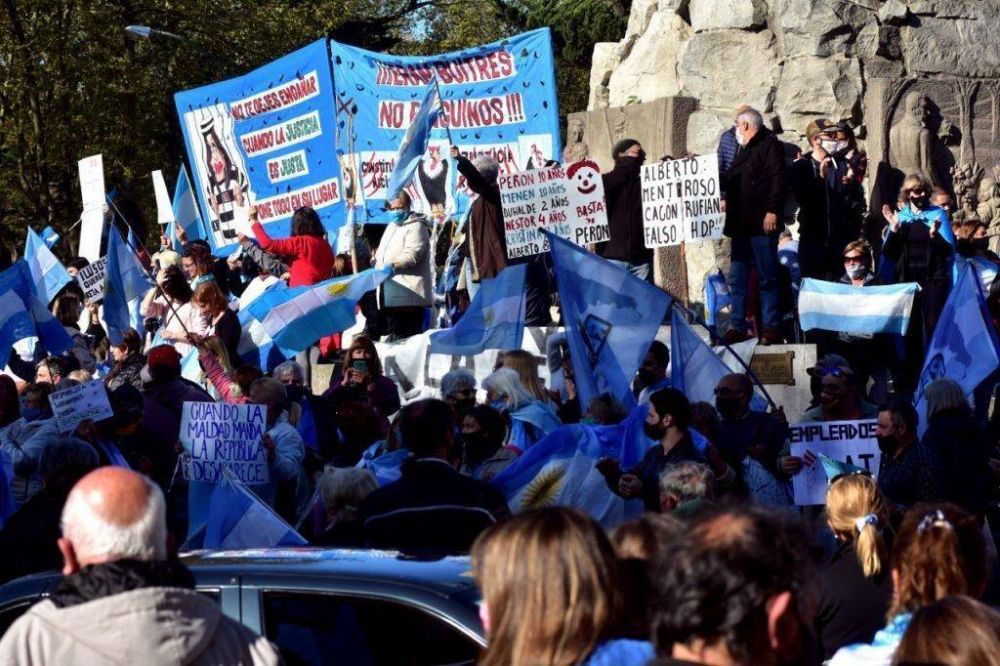 Marcha y banderazo en Mar del Plata en contra del Gobierno
