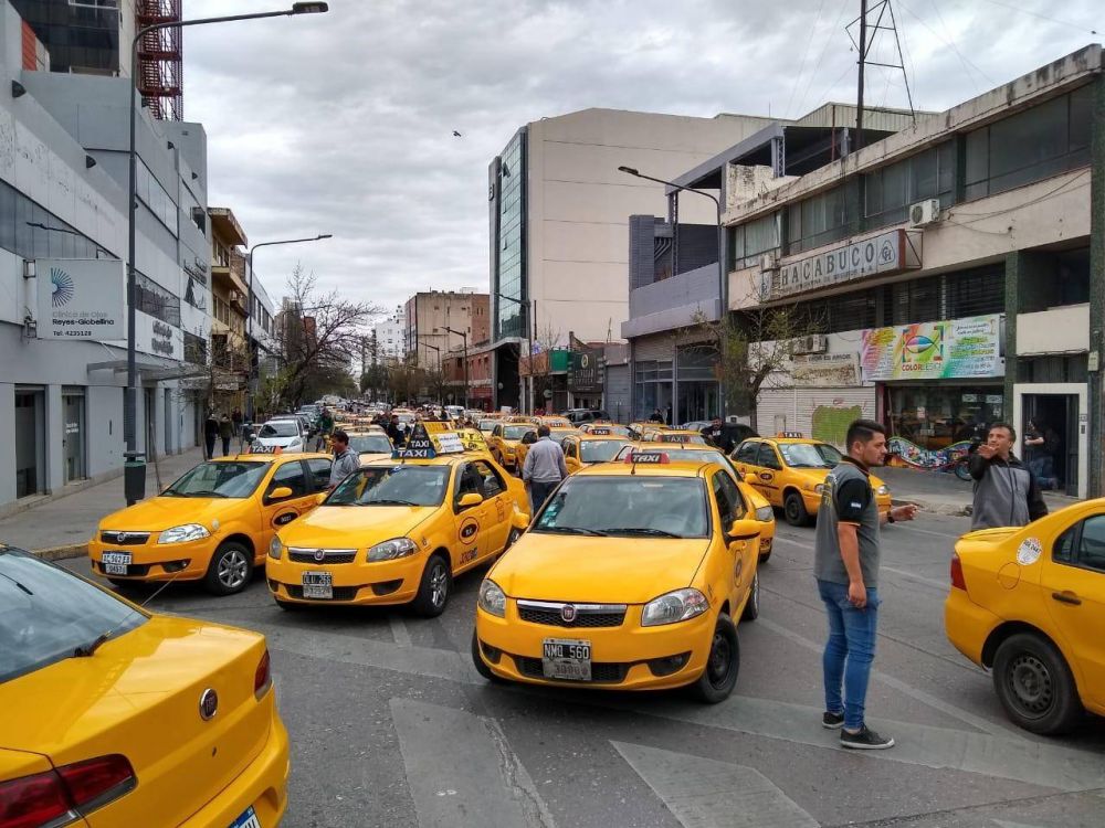 Los choferes de taxis pararn desde la medianoche en la ciudad de Crdoba