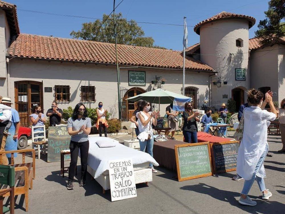 En contra de las nuevas restricciones, gastron�micos y hoteleros de La Cumbre sacaron camas y mesas a la calle