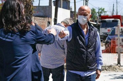 Grindetti supervis� obras de asfalto en Villa Caraza