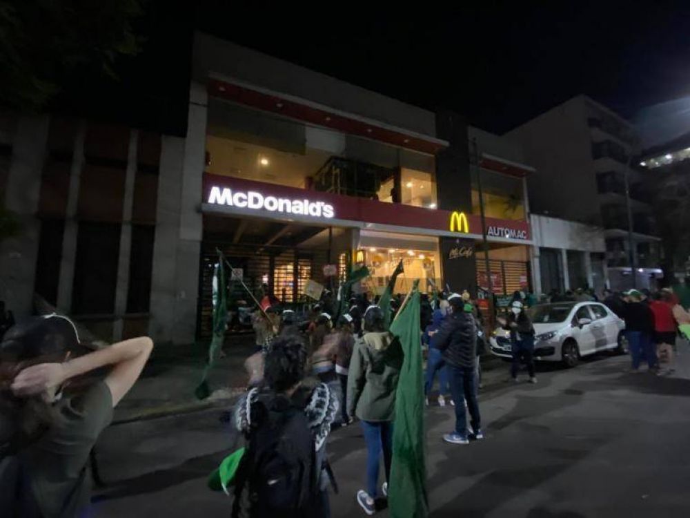 Mc Donalds prometi romper el chanchito y pagar lo que le debe a sus trabajadores