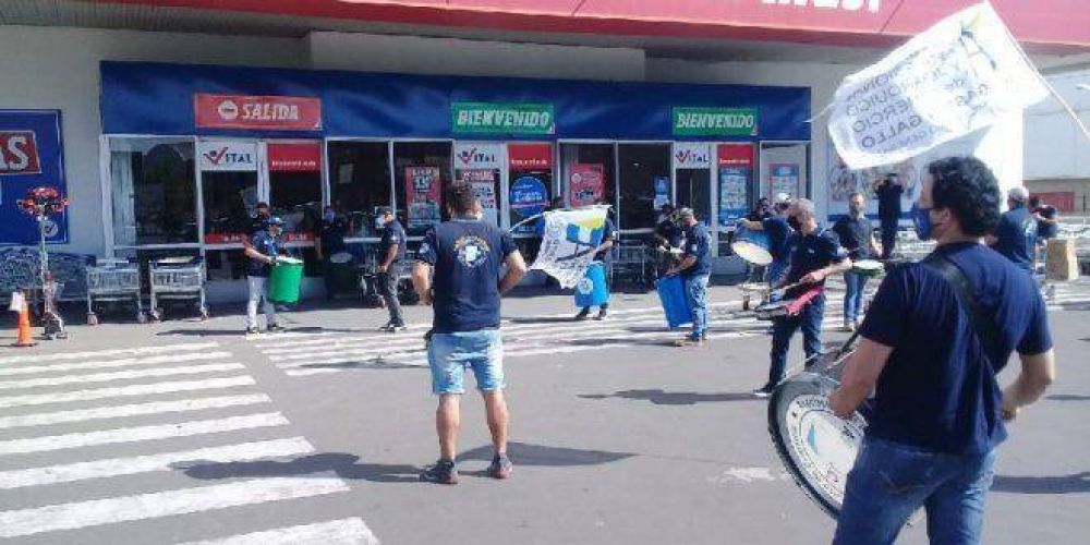 Jerrquicos de Comercio se manifestaron en la sucursal Avellaneda del mayorista Vital en reclamo por maltrato laboral