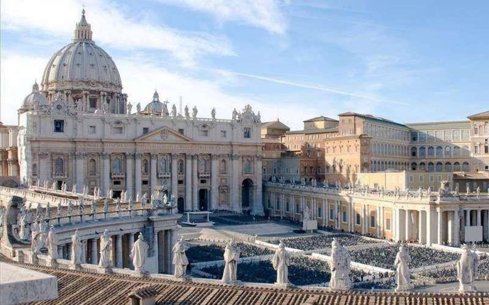 Detienen a la Dama del Cardenal por malversar fondos en el Vaticano