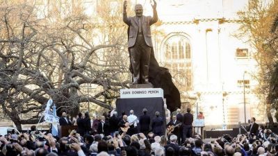 D�a de la Lealtad: acto conmemorativo frente al monumento a Juan Domingo Per�n