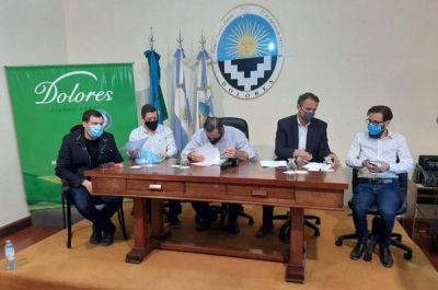 Etchevarren firm� un convenio con el ministro Katopodis