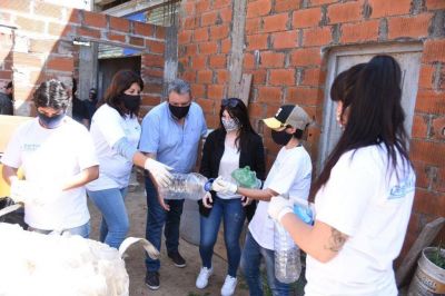 Gustavo Aguilera visit� dos comedores en Campana