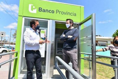 Escobar: Sujarchuk y Juan Cuattromo inauguraron cabina m�vil con cajeros autom�ticos