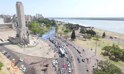 La caravana peronista lleg� al Monumento a la Bandera para celebrar el D�a de la Lealtad