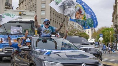 Los camioneros lideraron una caravana peronista en la Ciudad