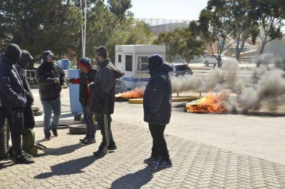 UOCRA realiz� una protesta en la administraci�n de YPF