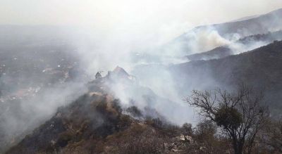 El incendio en Capilla del Monte: comenzó la evacuación preventiva de dos barrios