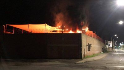 Iquique: Atentado incendi bodegas de embotelladora Coca-Cola