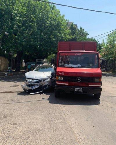 Transporte de bebidas choc� contra un autom�vil y no hubo heridos