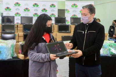 Fernando Gray entreg� netbooks a estudiantes de Monte Grande