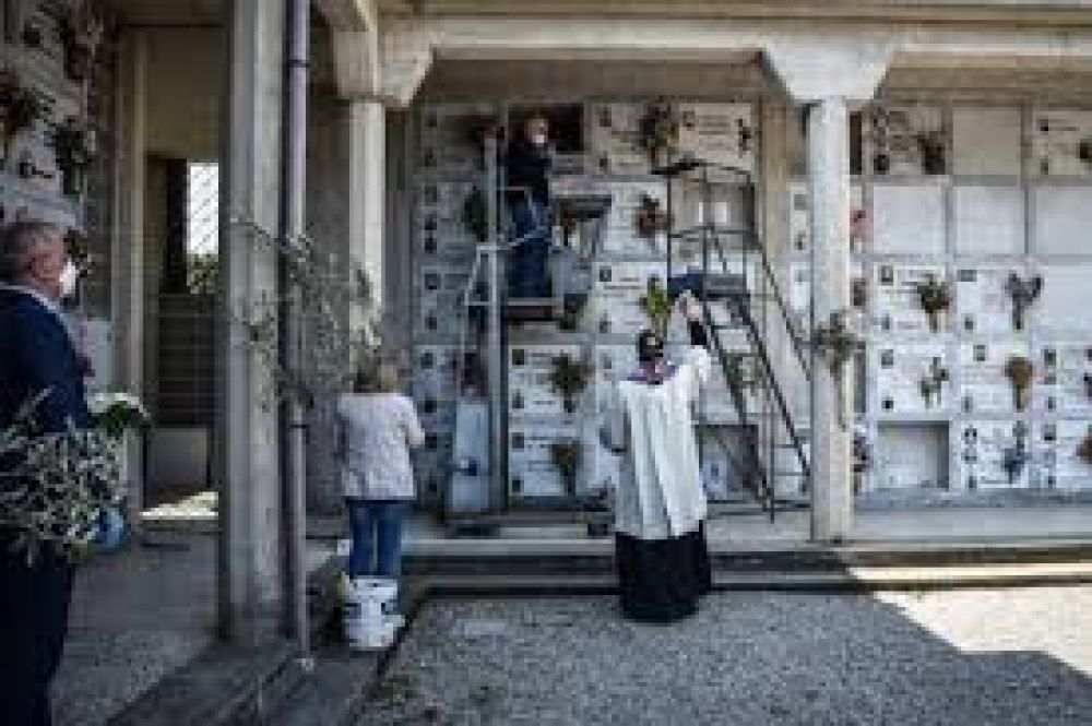 El Vaticano ampla las indulgencias plenarias para los difuntos