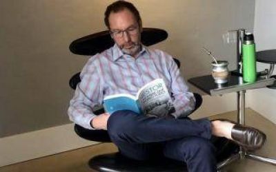 Carlos Casares: Intendente con COVID pasa sus d�as entre mates y un libro sobre N�stor Kirchner