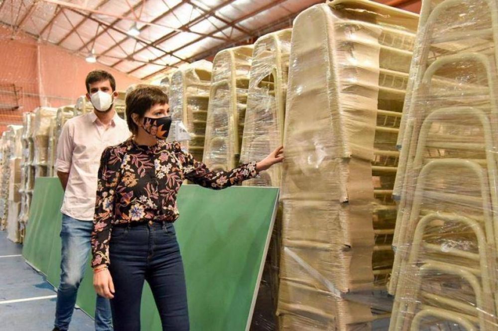 Mayra Mendoza supervis el mobiliario que se distribuir en las escuelas