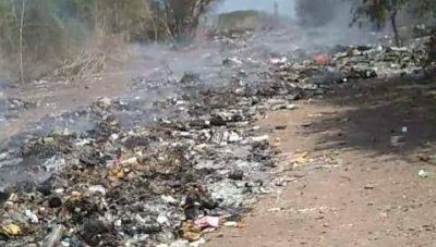 Sacan la basura del costado de la ruta y la tiran cerca de un poblado