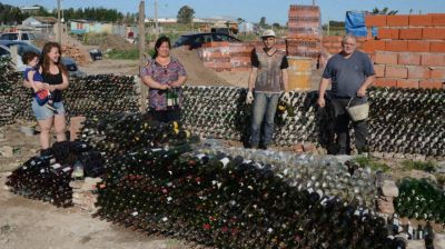 El comedor solidario que se construye en Bah�a con botellas de vidrio