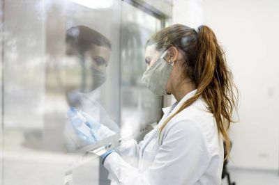 �Cu�ndo, cu�ntas y cu�nto? Se negocia con cinco laboratorios para tener la vacuna en diciembre