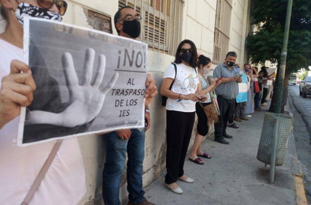 Docentes califican de manifiesta traicin las declaraciones de la rectora a favor del traspaso tras el encuentro con el Gobernador