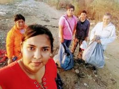 Un grupo de mujeres recolecta basura de la costa correntina para su reciclaje
