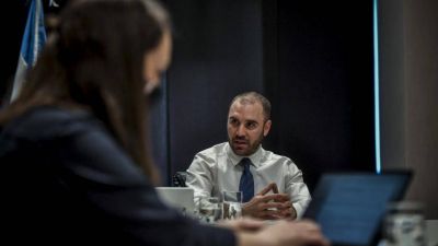 Economistas dudan que Guzm�n consiga su meta de llegar a marzo sin devaluar