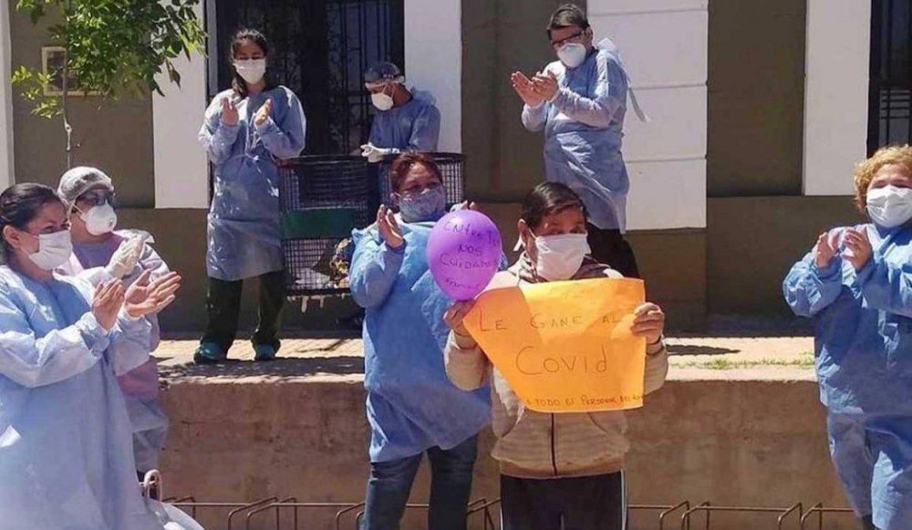 En Villa Huidobro celebraron el alta del �ltimo paciente internado por Covid