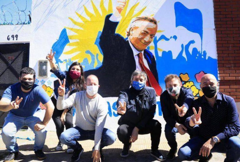 En el dcimo aniversario de la muerte de Nstor Kirchner, Insaurralde y Mximo recorrieron en Lomas una galera de arte a cielo abierto con murales temticos