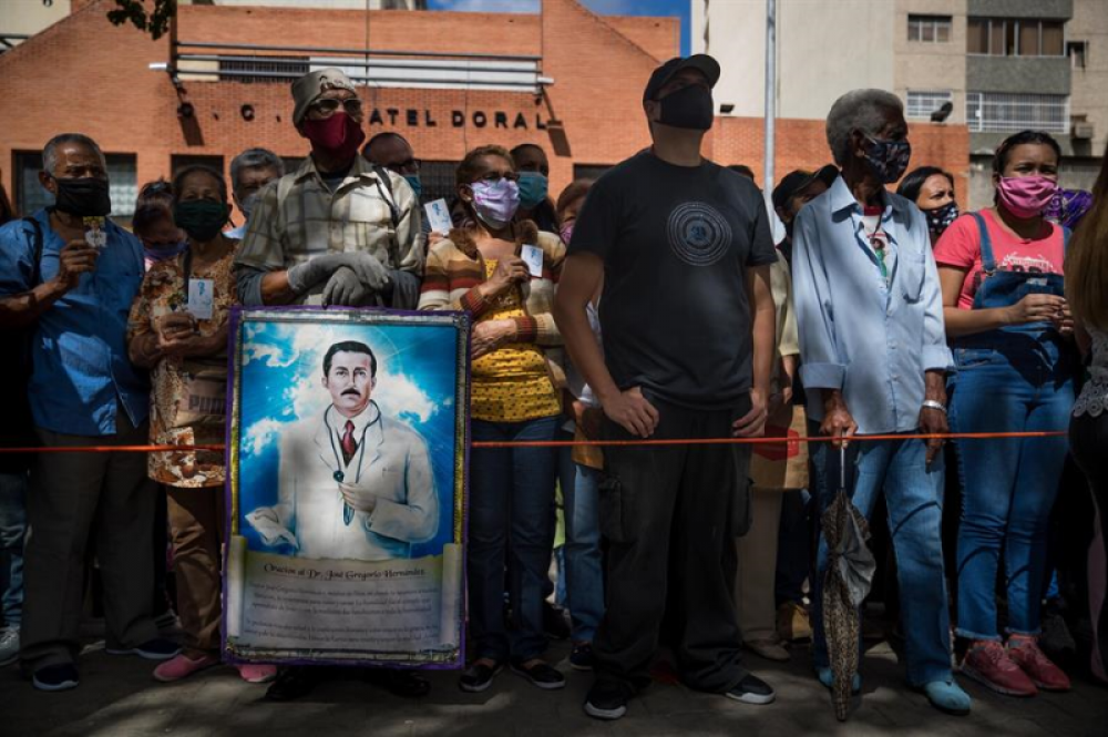 Desenterrar al futuro beato, hora de pedir milagros en Venezuela