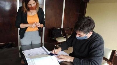 General Alvarado: el intendente firm� contrato de leasing para adquirir una nueva ambulancia