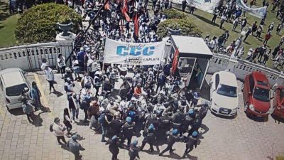 Tensi�n y denuncia de toma en la Municipalidad de La Plata