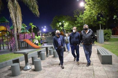Julio Zamora supervis� funcionamiento de la nueva iluminaci�n de la Plaza Mariano Moreno de La Paloma