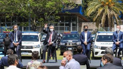 Entrega de m�viles a la Polic�a Bonaerense: 