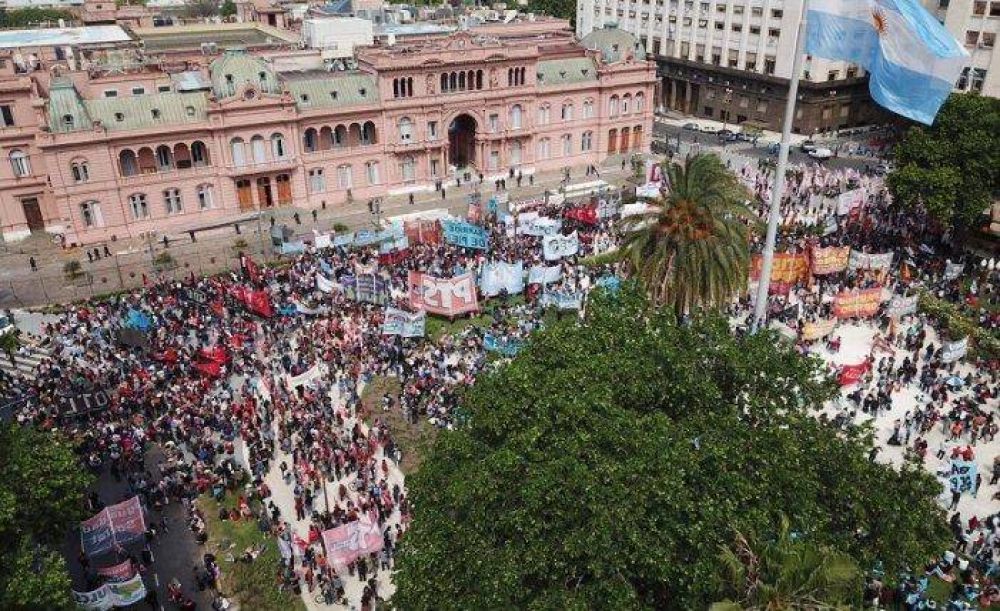 Miles en Plaza de Mayo en reclamo de tierra y contra la represión en Guernica