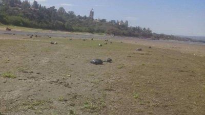 Con el lago en su punto m�s bajo, quitan gran cantidad de basura