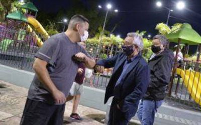 Julio Zamora verific� el funcionamiento de la nueva iluminaci�n de la Plaza Mariano Moreno de La Paloma