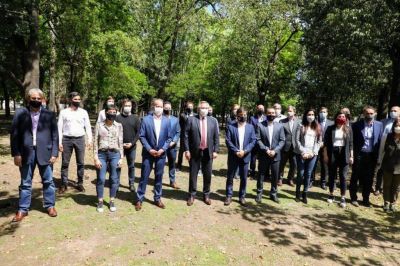 Mayra Mendoza junto a Alberto Fern�ndez y Axel Kicillof en entrega de m�viles policiales para Lomas de Zamora
