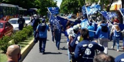 El SEC La Plata reclam� en un local de Carrefour por la continuidad del bono por la pandemia