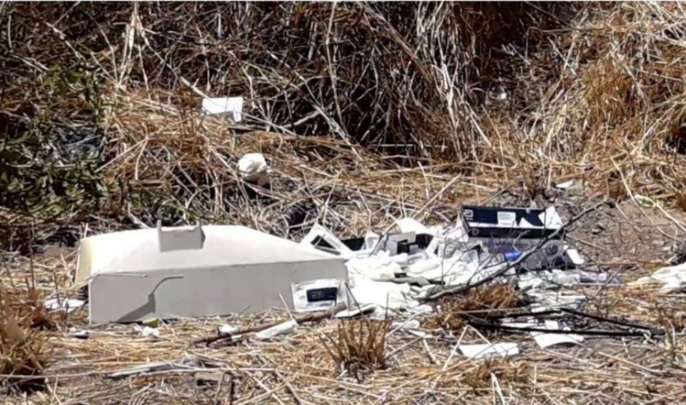Encontraron un mini contenedor de residuos y pruebas de Covid tirados en el camino de San Esteban