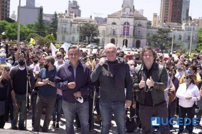 Espert, Milei y Rosales visitaron La Plata y hubo dos cuadras de cola para conseguir un aut�grafo