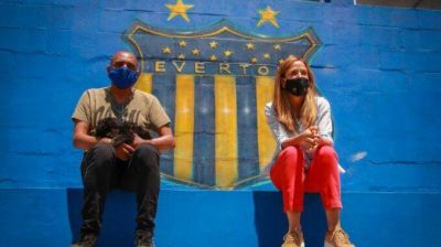Tolosa Paz visit� el Club Everton y la nueva plaza del Hogar del Padre Cajade