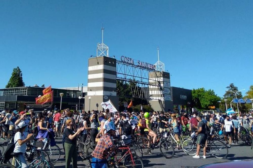 Parque s, torres no: bicicleteada y caravana contra la venta de los terrenos de Costa Salguero