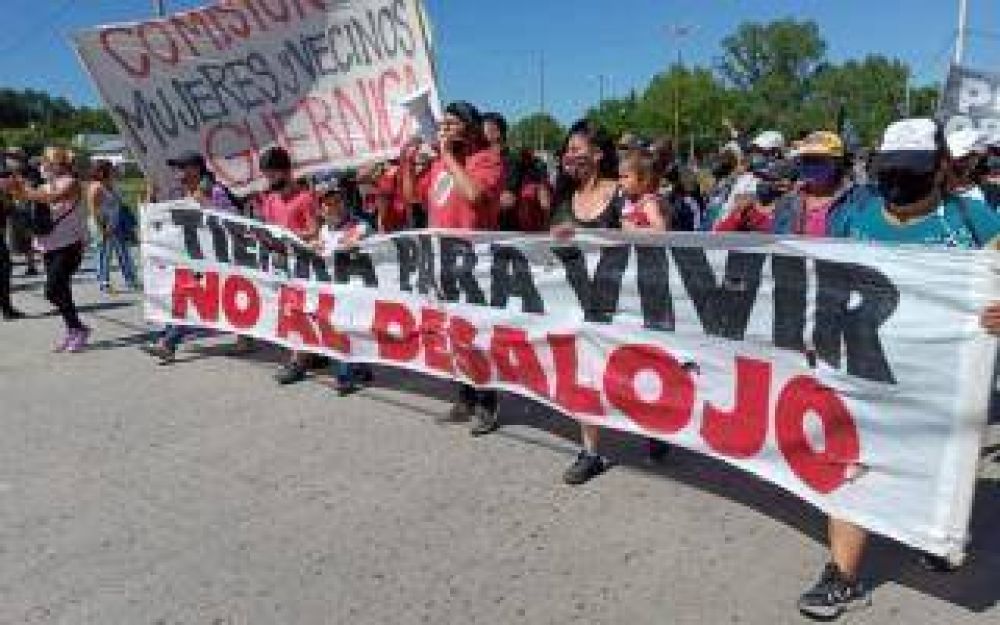 Vecinos y militantes que fueron desalojados de Guernica protestaron frente a la Municipalidad de Presidente Pern