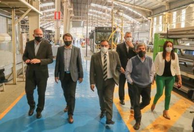 Quintela visit� la empresa encargada de la fabricaci�n de las unidades que ser�n parte de RiojaBus