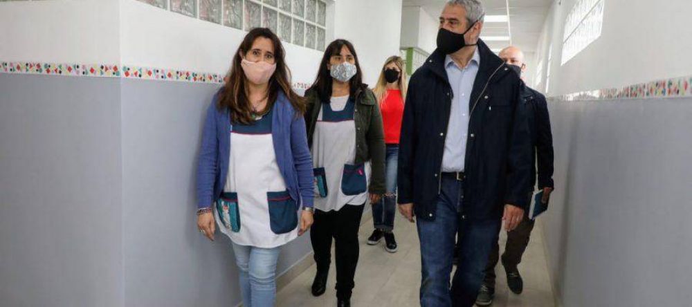 Ferraresi entreg� subsidios para obras de infraestructura en diferentes escuelas de Avellaneda